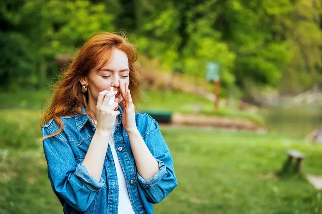 Allergiker sollten sich etwa zur Heuschnupfenzeit mit entsprechenden Antihistaminika und Nasensprays ausstatten. | Foto: DJD/Zentiva/Dragana Gordic - stock.adobe.com