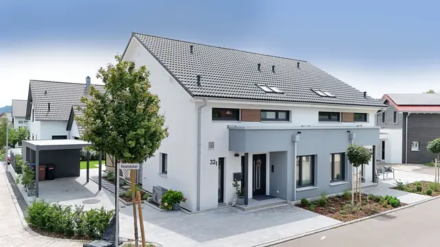 Viel Wohnraum auf vergleichsweise wenig Bauland: Durch die effiziente Grundstücksnutzung sinken die Kosten bei einem Doppelhaus. | Foto: DJD/Danwood
