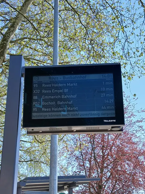 Busbahnhof Rees - Dynamische Fahrgastinformationstafel mit Echtzeit-Abfahrtsanzeige  | Foto: Siegmund Walter, 21.04.2026, 14:01 Uhr