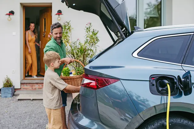 Elektromobilität fährt vor: Für den Umstieg sprechen ökologische und finanzielle Vorteile gleichermaßen. | Foto: DJD/E.ON/Getty Images/Halfpoint Images