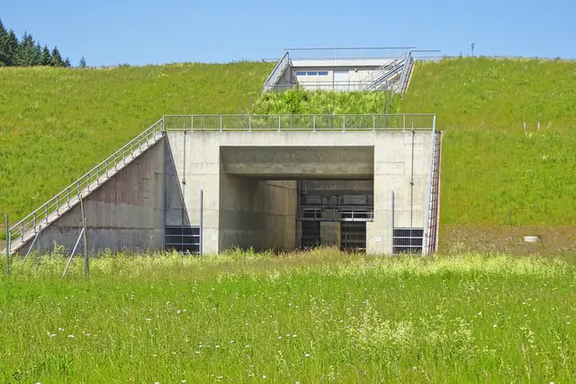 Luftseite des Hochwasserrückhaltebeckens im Jahre 2025