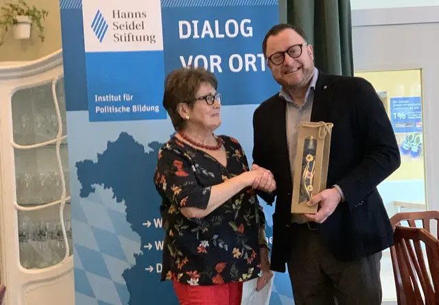 Die zweite Vorsitzende Walli Böttcher bedankte sich bei Mathias Fink für den informativen Vortrag.