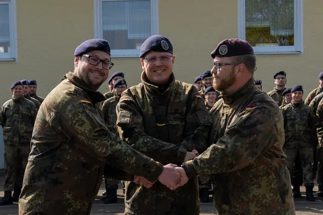 Der Kommandeur des Informationstechnikbataillons 292, Oberstleutnant Torge Bornhöfft (Bildmitte), übergibt das Kommando über die 2. Kompanie von Major Maximilian Schache (links im Bild) an den Hauptmann Christian Finkenzeller. | Foto: Thomas Straka / Bundeswehr
