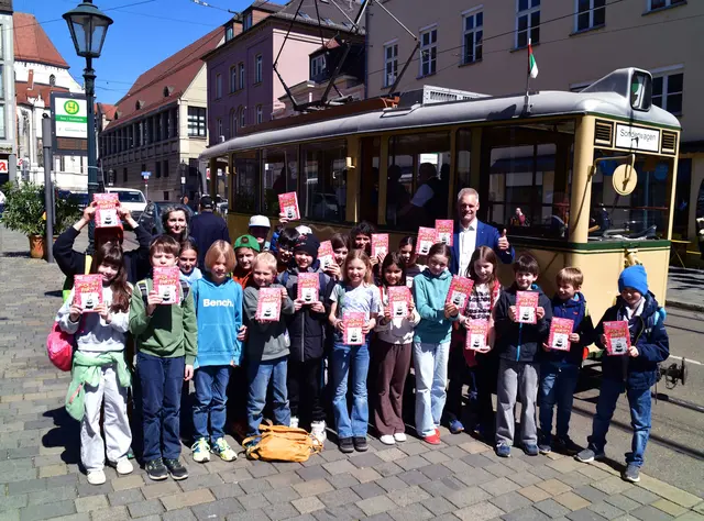 Die Schülerinnen und Schüler der 4. Klasse der Grundschule Herrenbach bekamen von swa Vertriebsleiter Thomas Hornung aus dem Buch „Bock auf Party?“ eine Geschichte vorgelesen. | Foto: swa / Thomas Hosemann