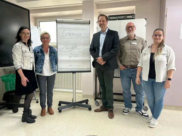 Das Audit-Team (von links): Angelika Wolf (Schulleitung), Monika Egger (Stv. Schulleitung), Martin Geiger (externer Auditor), Michael Tartsch (Leitung Qualitäts- und Risikomanagement), Verena Wasmeier (Mitarbeiterin Qualitäts- und Risikomanagement) | Foto: Kreiskliniken Dillingen-Wertingen gGmbH