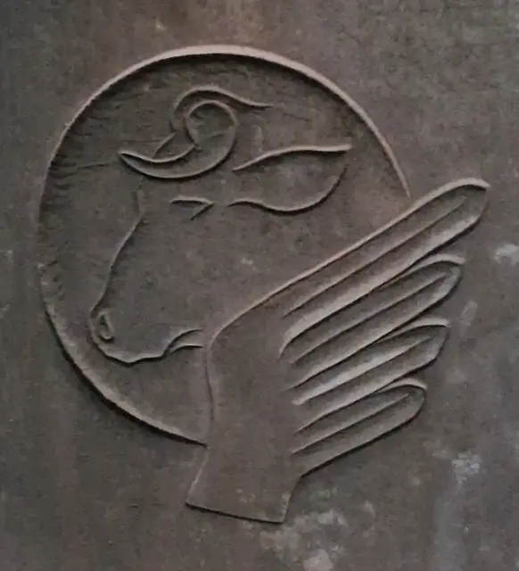 Stier = Lukas; sein Evangelium beginnt mit dem Opfer des Zacharias; Lukas hat den Stier auch deshalb bei sich, weil Jesus am Kreuz geopfert wird und das Kalb bzw. der Stier als Opfertiere gelten.
