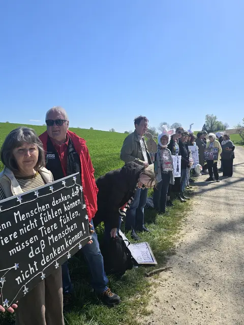 Eindrücke von der Mahnwache am 23. April 2026 in Kissing. (c) Foto: Privat