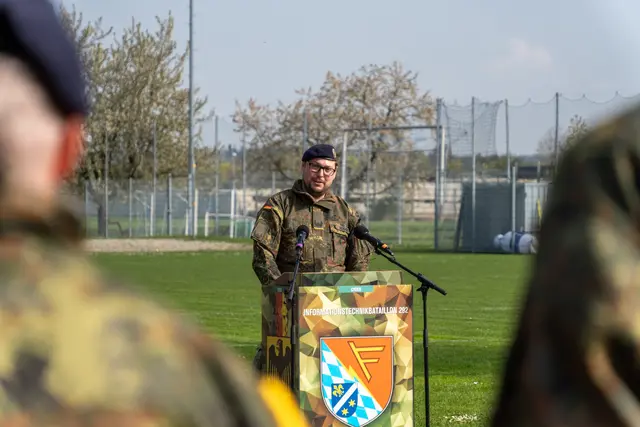 Der scheidende Kompaniechef Major Maximilian Schache bei seiner Abschiedsrede. | Foto: Thomas Straka / Bundeswehr