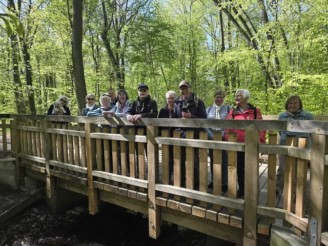 Gruppenfoto mit Brücke