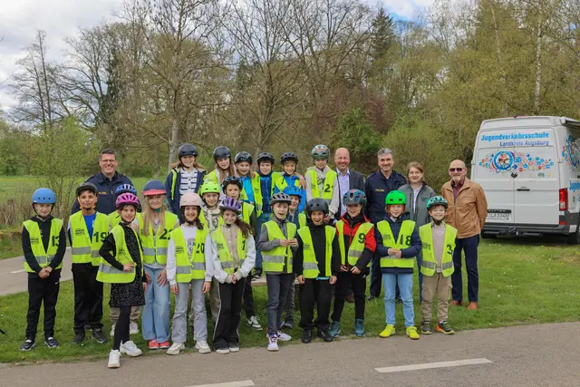 Von links: Bernd Krämling, Verkehrserzieher bei der Polizei Gersthofen, Landrat Martin Sailer, Stefan Sper, Polizeipräsidium Schwaben-Nord, Marianne Birkle, Geschäftsführerin der Verkehrswacht Landkreis Augsburg, Karl-Heinz Knerndel, 1. Vorstand der Verkehrswacht und die Klasse 4b der Grundschule Gablingen. | Foto: Lina Prinzensing