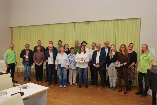 Im Rahmen einer feierlichen Veranstaltung wurden kürzlich Privatquartierbesitzende sowie Vertreterinnen und Vertreter von Kirchen und Gemeinden mit der Plakette „Fledermäuse willkommen“ im Landratsamt ausgezeichnet. | Foto: Lina Prinzensing