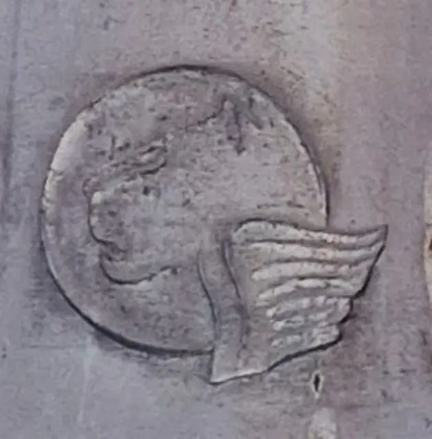 Löwe = Markus; das Evangelium beginnt mit dem Täufer Johannes, dem "Rufer aus der Wüste"; Markus wird auch deshalb mit dem Löwen dargestellt, weil im Auftreten Jesu die messianische Zeit des Friedens beginnt, in der Kalb und Löwe nebeneinander auf der Weide leben können, weil der Löwe Gras frißt.�
