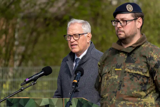 Der Bürgermeister Holzheims, Herr Bürgermeister Simon Peter, dankte dem scheidenden Major Maximilian Schache (rechts im Bild) für die Zusammenarbeit. | Foto: Thomas Straka / Bundeswehr