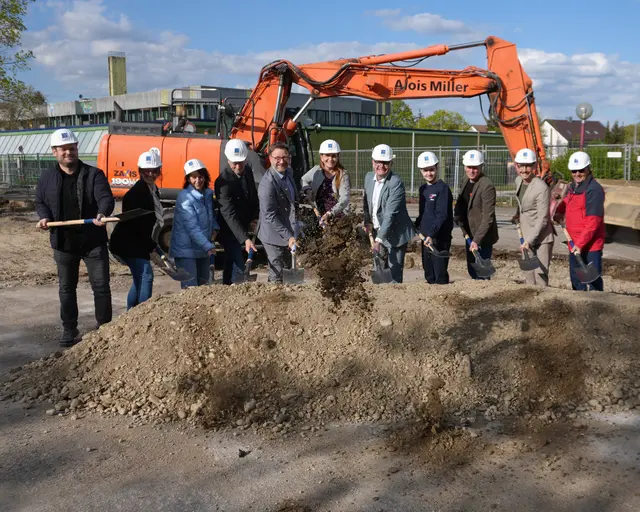 Feierlich wurde der Spatenstich für das neue Jugendzentrum der Stadt Gersthofen begangen. | Foto: Stadt Gersthofen (Kai Schwarz)