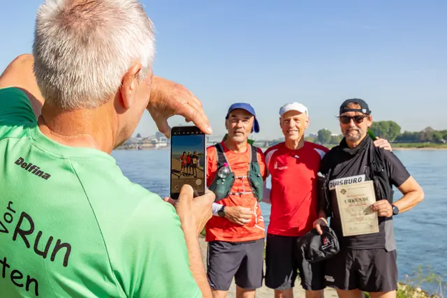 Foto: Manfred Daams. Auf dem Gruppenfoto: Hendrik Fenz, Andreas Giersberg, Pater Tobias und Manfred Steckel