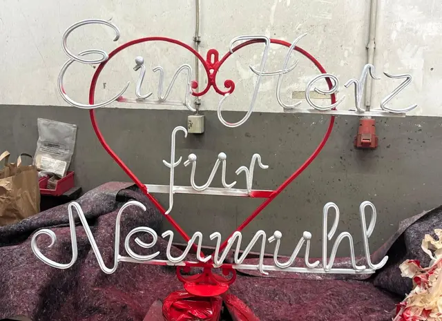 Karl-Heinz Kolodziejski hat mit seinem Team dafür gesorgt, dass die Stahlarme in neuem Glanz erstrahlen und das große Neumühler Herz an der Baumspitze bei Einbruch der Dunkelheit jetzt sogar erleuchtet ist.
Foto: Kolodziejski
