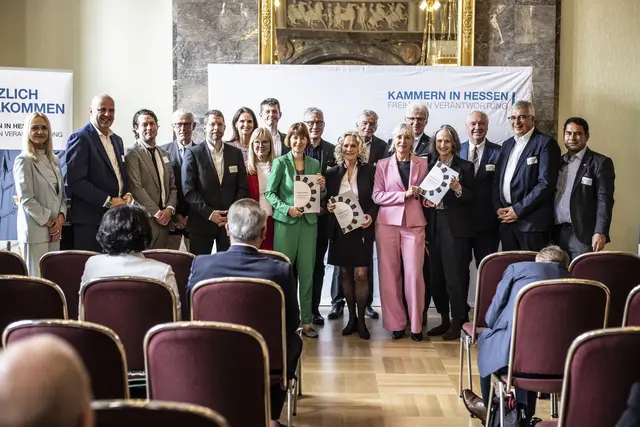 Vorstellung des neuen Weißbuchs am 21. April 2026 im Wiesbadener Kurhaus; im Vordergrund mit der Publikation Heike Hofmann, Hessische Ministerin für Arbeit, Integration, Jugend und Soziales, Ines Fröhlich, Staatssekretärin im Hessischen Ministerium für Wirtschaft, Energie, Verkehr, Wohnen und ländlichen Raum und Prof. Dr. Kristina Sinemus, Hessische Ministerin für Digitalisierung und Innovation  | Foto: Bild: Michael Schick