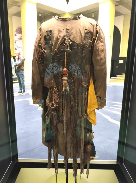 südsibirisches Schamanengewand mit einem menschlichen Halswirbel an der Rückseite

19.Jh. Urianchai, Tuwa, Sibirien