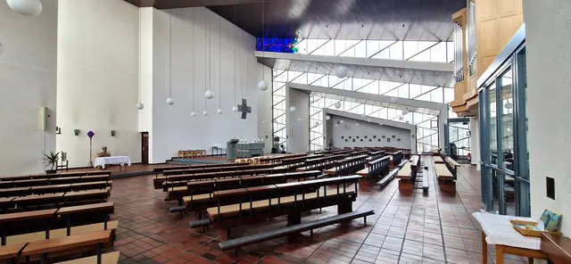 Blick in den hellen Kirchensaal der kath. Kirche in Laasphe