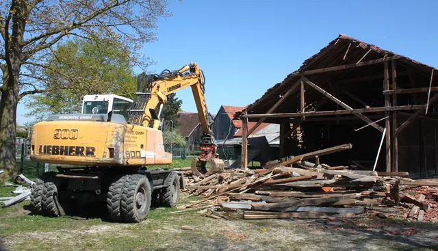 Seit wenigen Tagen ist der historische Dorfstadel, eine ehemalige Wagenremise Vergangenheit. Im Zuge der Dorferneuerung wurde das hölzerne Gebäude nun abgerissen. | Foto: Peter Heider