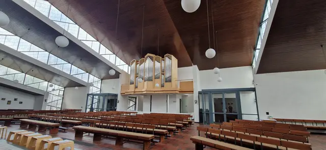 Blick zum Orgelwerk der kath. Kirche Laasphe