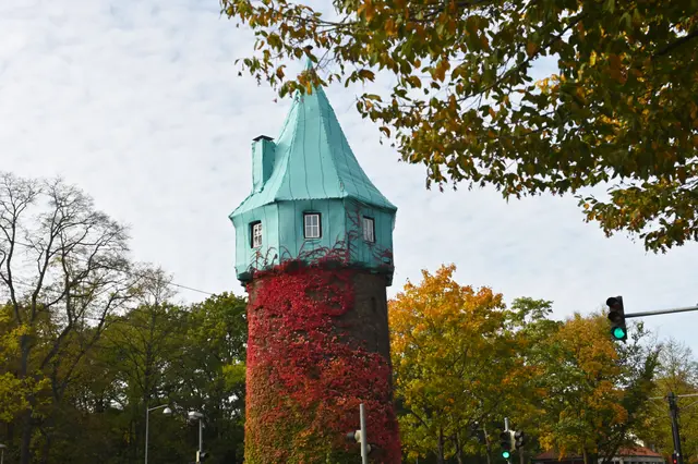 Ein Foto aus dem vergangenen Herbst. Bis heute ist die Turmspitze aber immernoch in eine grüne Plane gehüllt.