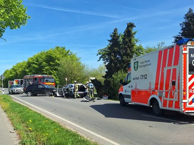 Bild, Text Feuerwehr Bocholt  / Verkehrsunfall mit drei PKW und eingeklemmter Person

