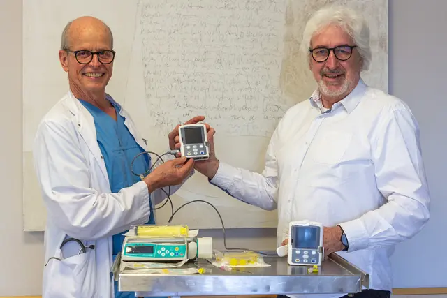 (v.re.) Dr. Michael Küchle, Vorstand des Fördervereins der Wertachklinik Schwabmünchen, übergibt dem Anästhesie- und Intensivmedizin-Chefarzt Dr. Markus Bolkart die beiden patientengesteuerten Schmerzmittel-Pumpen, die Dank der Mitgliedsbeiträge des Vereins beschafft werden konnten.
„Das individuelle Schmerzempfinden ist sehr verschieden und wird von vielen Faktoren beeinflusst“, erklärt der Intensivmediziner und Anästhesie-Chefarzt Dr. Markus Bolkart: „Da gibt es zwar einige Grundregeln, beispielsweise in Bezug auf Alter und Geschlecht, aber dennoch hat jeder Patient sein eigenes Profil.“ Mit den neuen Pumpen können die Patienten nach einer Operation, in einem vom Arzt festgelegten Rahmen, ihre Schmerzmittel selbst dosieren. Das gibt den Patienten mehr Selbstwirksamkeit und entlastet gleichzeitig das Pflegepersonal. | Foto: Doris Wiedemann