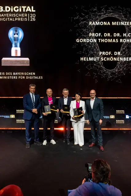Foto (v.l.): Dr. Markus Söder, Prof. Dr. Dr. h.c. Gordon Rohrmair, Prof. Dr. Helmut Schönenberger, Ramona Meinzer, Dr. Fabian Mehring | Foto: Staatsministerium für Digitales