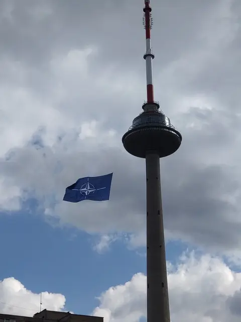 Die NATO Flagge am Fernsehturm von Vilnius, der Hauptstadt von Litauen | Foto: Hauptmann Maximilian Jost