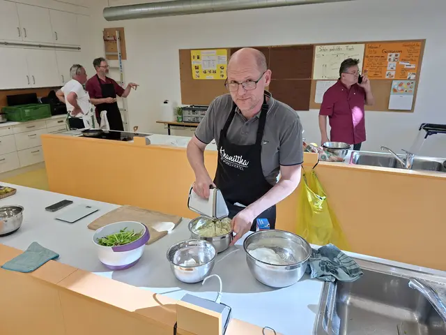 Ludwig Streit legte schon richtig Hand an beim Wertinger Männerkochclub. Man merkte es sofort, dass er Spass am Kochen hat. | Foto: Otto Killensberger