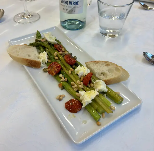 Die Vorspeise: Grüner Spargelsalat mit Büffelmozarella frischgetrockneten Kirschtomaten und gerösteten Pinienkernen, dazu frisches Baguette - raffniert und delikat. Hier war Alois Moosmiller der KüKü - Küchenkünstler. | Foto: Klaus Hill