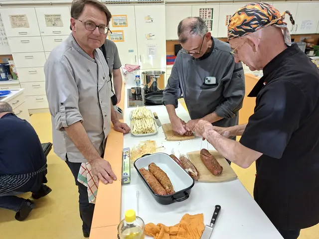 Hier bindet Klaus Hill vorne rechts und daneben Jürgen Rohm die gefüllten Schweinefilets. Dr. Roland Ziegler schaut zu wie das geht. | Foto: Otto Killensberger