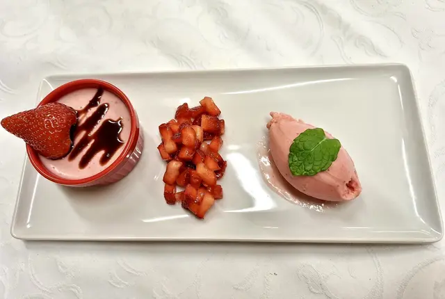 Erdbeerpannacota mit Balsamico-Sirup zubereitet von Georg Lipp, mit frischen marinierten Erdbeeren und einem frischen Erdbeereis von Klaus Hill. | Foto: Otto Killensberger