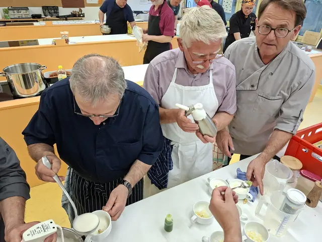 Alles muss schnell gehen - die Suppe muss heiß auf den Tisch. Das kleine grüne Fläschchen in der Bildmitte ist das Petersilienöl, das das I-Tüpfelchen auf der köstlichen Suppe ist. | Foto: Otto Killensberger