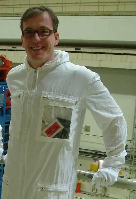 Mit Schutzanzug und Handschuhen im Atomkraftwerk. | Foto: Alexander Hauk