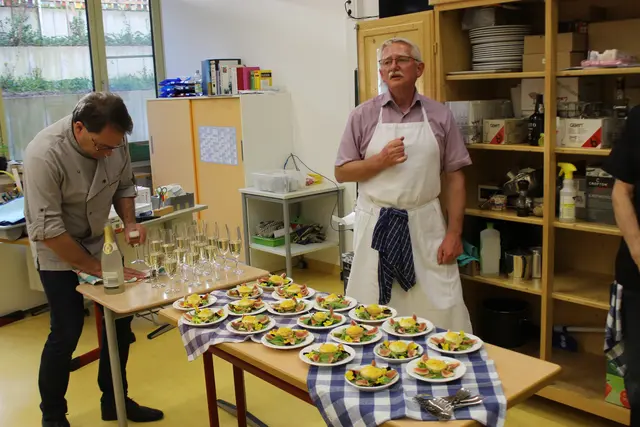 Während Dr. Roland Ziegler den Sekt einschenkt begrüßt Georg Lipp die Kochfreunde und den Gast Ludwig Streit aus Herbertshofen. | Foto: Otto Killensberger