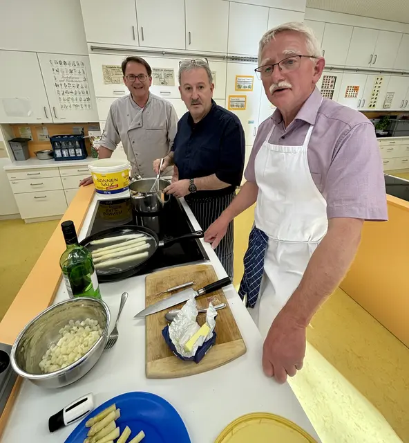 In der ersten Kochzeile der Mittelschulküche bereitete Artur Silva (Bildmitte) die Spargelcremesuppe zu. Georg Lipp vorne und Dr. Roland Ziegler schauen zu und bieten dabei ihre Hilfe an. | Foto: Otto Killensberger