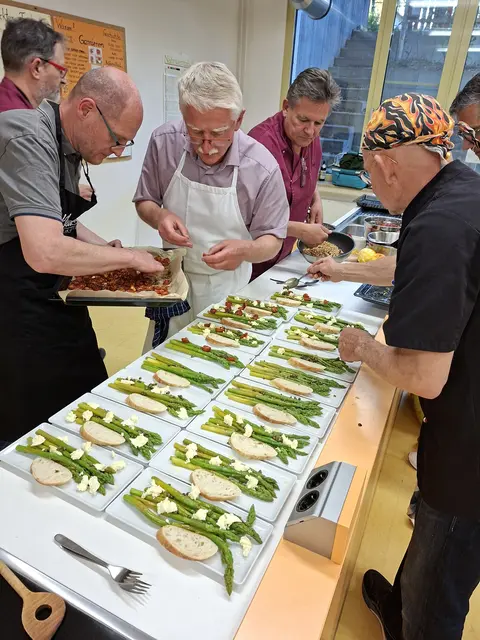 Der "Neue" Ludwig Streit (links), setzt die Kirschtomaten ein, Georg Lipp daneben, hilft dabei mit, hinten Ralph Hausbalk gibt die gerösteten Pinienkerne dazu und Klaus Hill etwas Öl. | Foto: Otto Killensberger