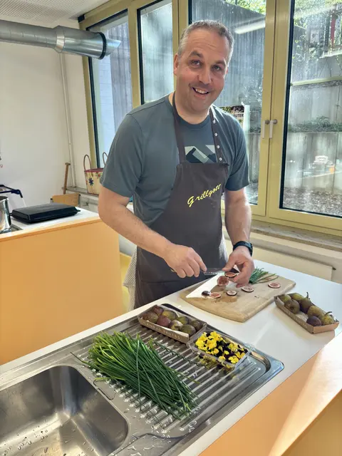 Stefan Kaiser, Inhaber der Käserei Reißler Nordendorf beim Herrichten des Amuse Gueules, fachgerecht werden die Feigen geschnitten. | Foto: Otto Killensberger
