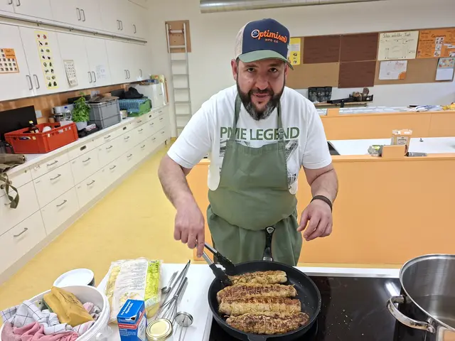 Johannes Steichele bratet hier die Schweinfilet an bevor sie in der Backofen kommen. | Foto: Otto Killensberger