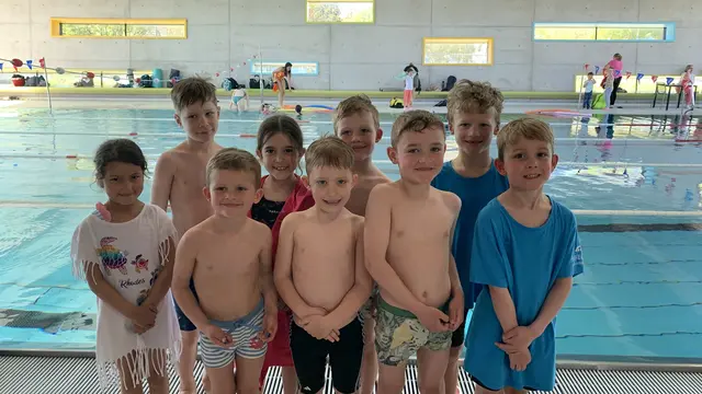Die Nachwuchsschwimmer der TSG Stadtbergen: Vanessa Ferber, Lukas Blickling, Christian Kopp, Hanna Kavak, Louis Blickling, Theodor Kopp, Luka Birke, Ludwig Bilberger und Paul Schmid (von links)
