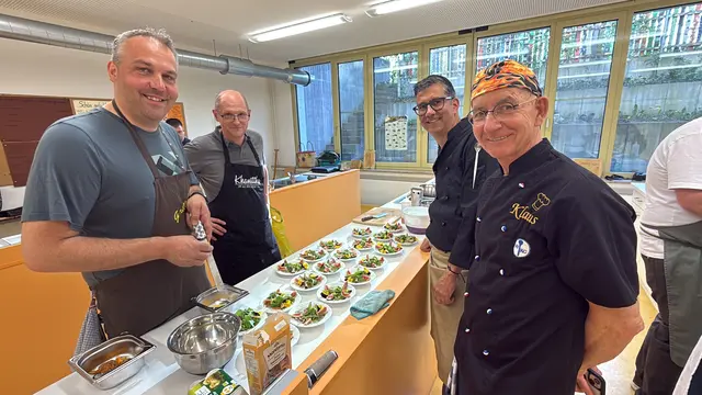 Strahlende Köche - Das Amuse Gueule ist angerichtet. Stefan Kaiser reibt noch das gebeizte Eigelb, links davon der Gastkoch Ludwig Streit, vorne Leiter der Gruppe, Klaus Hill und Claudio Erdner. | Foto: Otto Killensberger