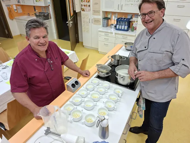 Ralph Hausbalk links und Dr. Roland Ziegler haben die Spargeleinlage bereits fertig in der Suppentasse. Gleich gehts weiter. | Foto: Otto Killensberger