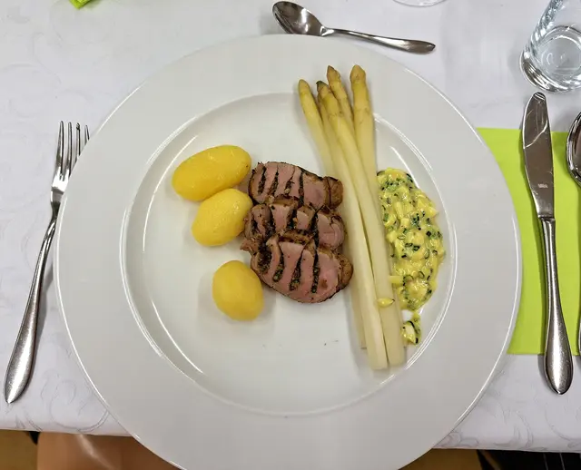 Nicht nur eine Augenweide, auch der verwöhnte Gaumen kam hier zu einem Geschmackserlebnis. Die Bozener Soße und der Spargel harmonierten mit dem gefüllten Schweinefilet, das auf den Punkt gegart war, und mit den Butterkartoffeln - einfach prima. Volle Zustimmung bei den Kochfreunden für Klaus Hill, der hier seine Kochfertigkeit zeigte. | Foto: Otto Killensberger