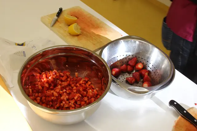 Dr. Alois Moosmiller hat hier die Erdbeeren für das Dessert kleingeschnitten und mariniert. | Foto: Otto Killensberger