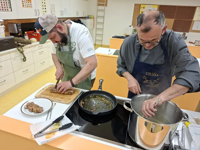 Johannes Steichele schneidet das Schweinefilet während Jürgen Rohm die Spargel fertig macht. | Foto: Otto Killensberger