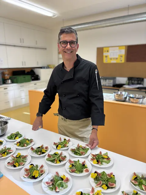 Hier fehlt noch das Wichtigste: das Frischkäseküchlein und das gebeizte Ei. Im Bild Claudio Erdner. | Foto: Otto Killensberger