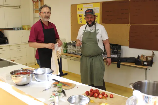 Dr. Alois Moosmiller links und Johannes Steichele an der hinteren Küchenzeile, der Ort, wo meistens der letzte Gang des Menüs zubereitet wird, das Dessert. Moosmiller hat seine Erdbeeren schon geputzt, geschnitten, die Kirschtomaten sind im Ofen die Erbeer-Panna-Cota ist im Kühlschrank, also entspannt abwarten. | Foto: Otto Killensberger
