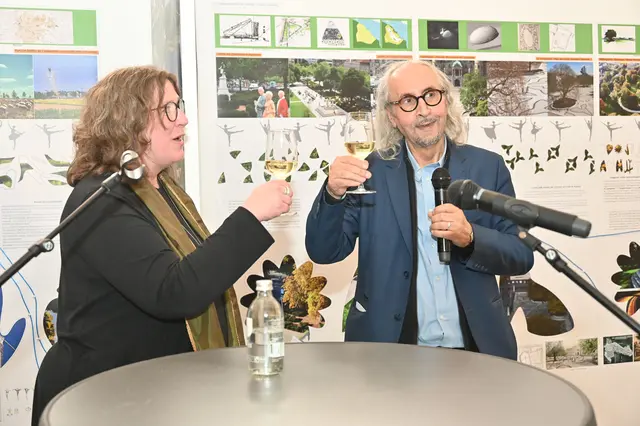 Anstoß auf die Ausstellung:  Wirtschafts- und Umweltdezernentin Anja Ritschel und Kamel Louafi